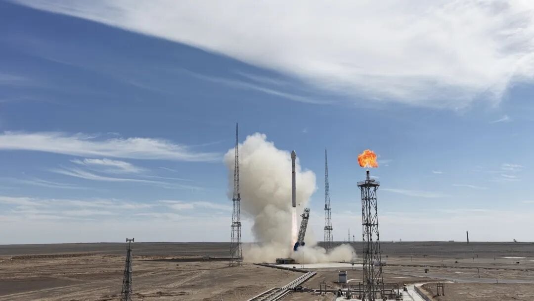 朱雀二号改进型遥六运载火箭发射成功，送“千帆”与“移动”双星入轨